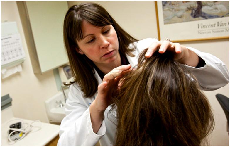 Що робити, якщо волосся випадає: розглянемо причини цього явища у жінок