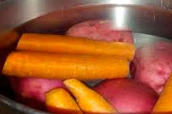 Як і скільки варити картоплю і моркву для салату Олівє