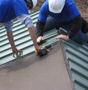 Профнастил для даху: переваги і характеристики матеріалу