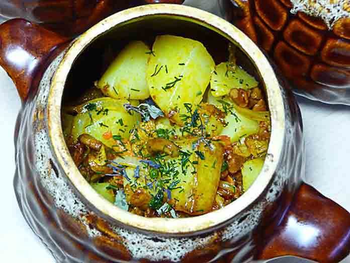 Тушкована картопля з мясом у горщику
