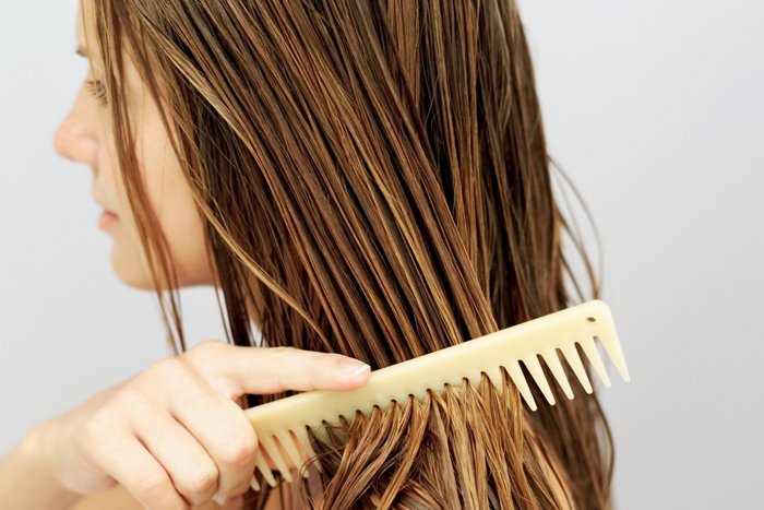 Що робити, якщо у вас жирне волосся біля коріння: лікування народними засобами