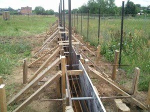 Будівництво паркану з профнастила з цегляними стовпчиками – зробіть свою ділянку неповторним