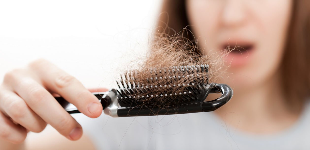 Чому шкіра голови сильно свербить (свербіж) і випадають волосся: причини та боротьба з ними