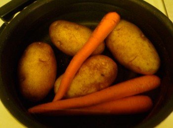 Як і скільки варити картоплю і моркву для салату Олівє