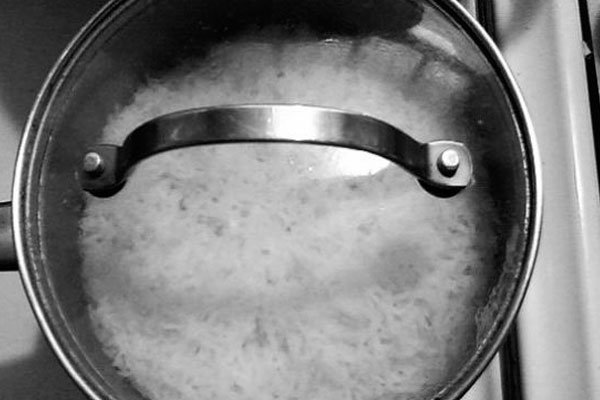 Як приготувати рис розсипчастим для гарніру в каструлі
