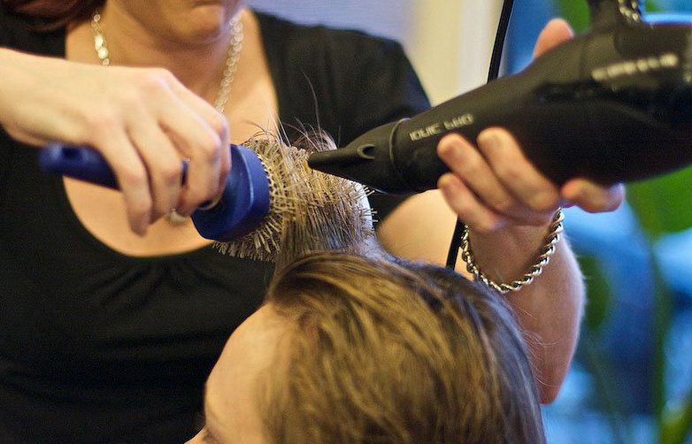 Як надати волоссю обєм біля коренів в домашніх умовах за допомогою прасок