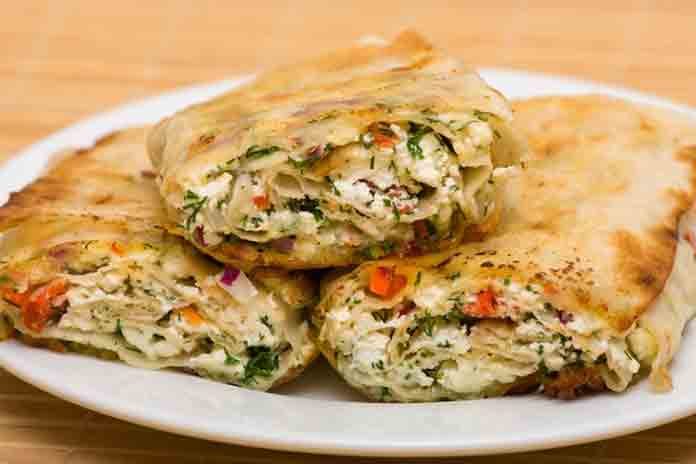 Лаваш з куркою і помідорами та сиром