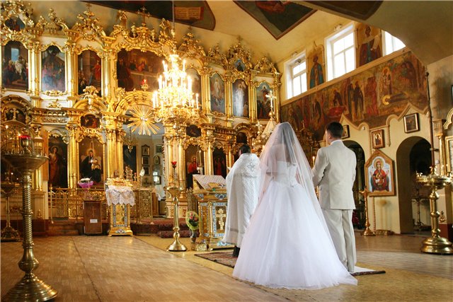 Весільні зачіски з фатою на середні і розпущене волосся: вибираємо варіанти