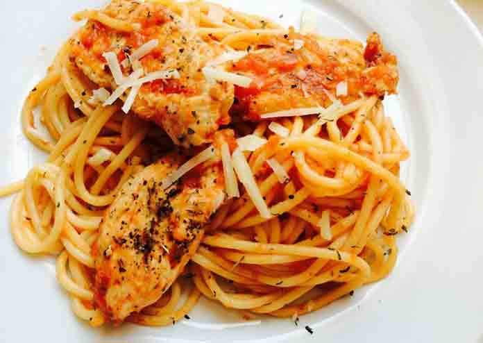 Спагетті з куркою в томатному соусі