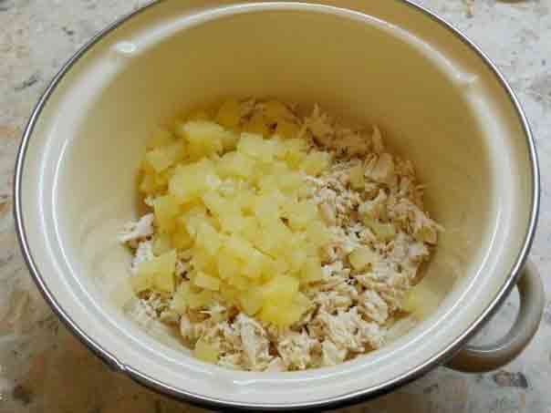 Салат з куркою та ананасом в тарталетках
