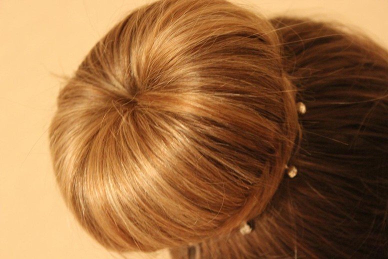 Губка для волосся і зачіски з пончиком: поради професіонала з швидкого укладання