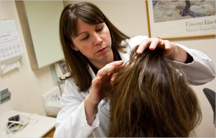 Що робити, якщо волосся занадто жирні: лікування та поради трихолога по догляду