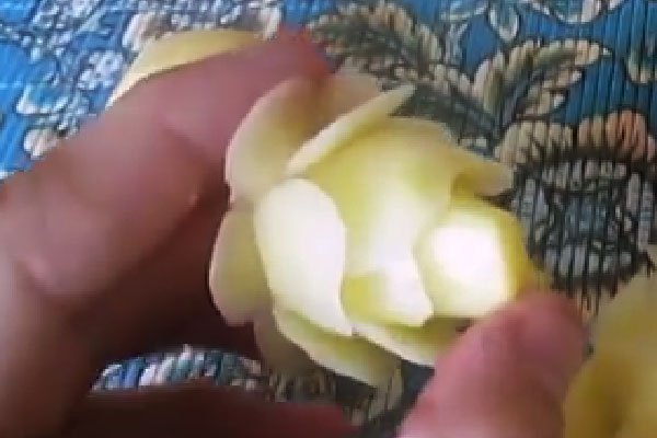 Троянда з картоплі своїми руками