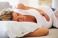 Чи можна спати на животі під час вагітності, як правильно спати?