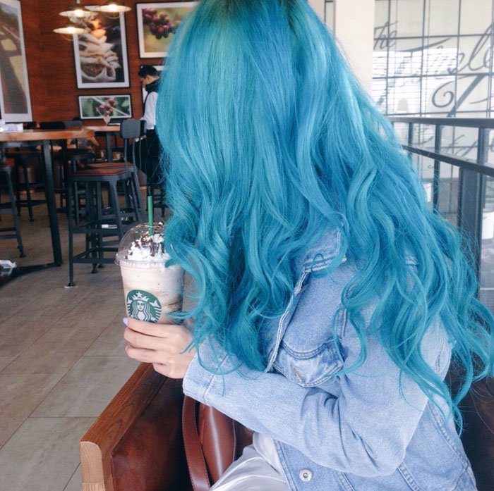 Блакитний колір волосся для екстравагантного і загадкового образу жінки