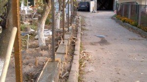Будівництво паркану з профнастила з цегляними стовпчиками – зробіть свою ділянку неповторним