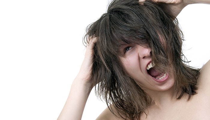 Сильна жирна лупа і випадання волосся: вибираємо шампунь для лікування