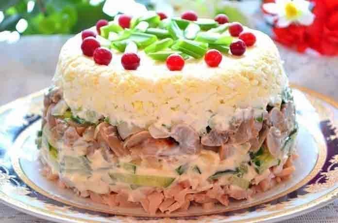 Курячий салат з яйцями та грибами