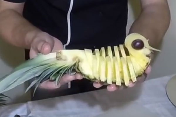 Як красиво нарізати ананас на стіл   покроковий майстер клас