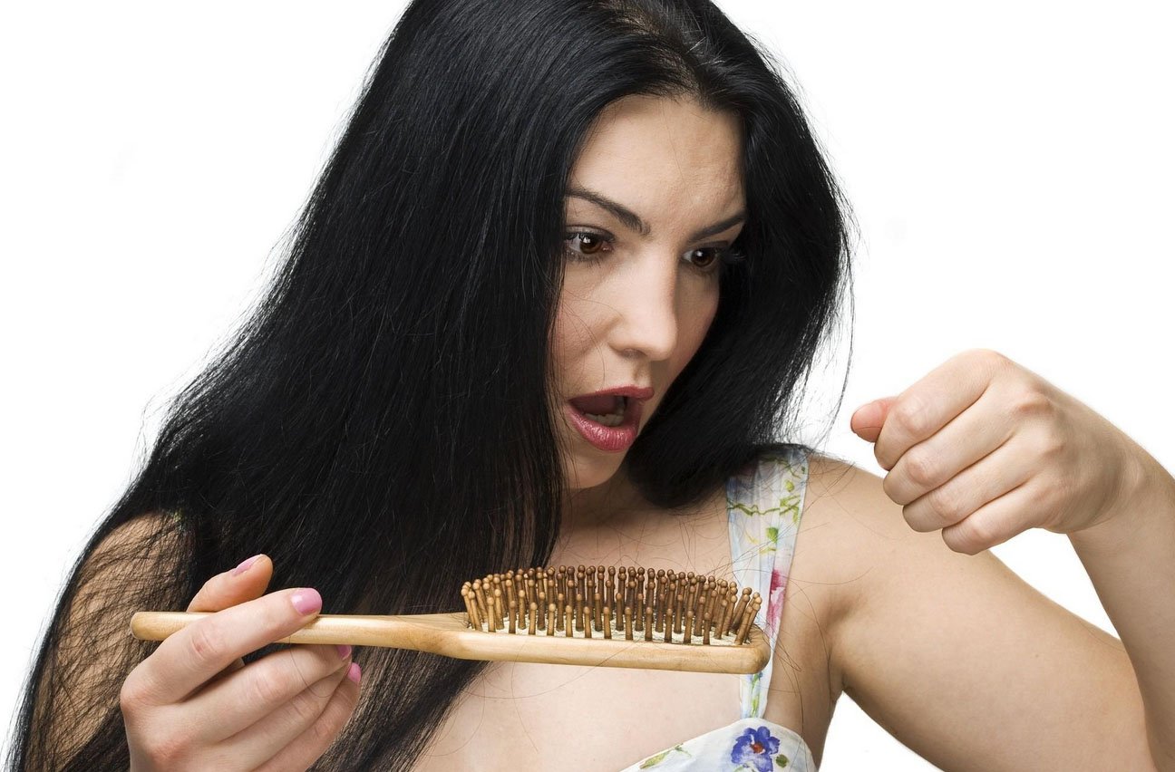 Волосся випадає і стали дуже тонкі: причини стоншування у жінок і чоловіків
