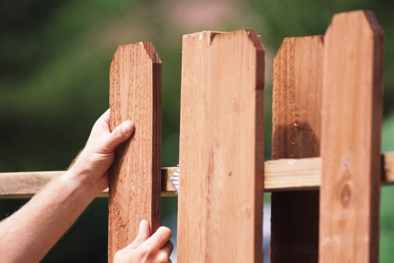 Зводимо деревяний паркан для дачної ділянки. Секрети будівництва!