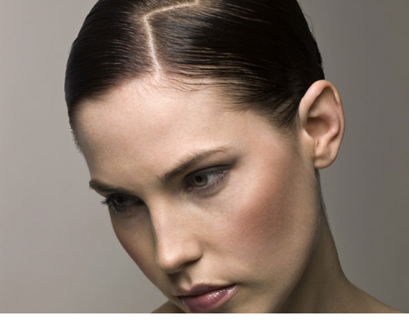 Проділ на голові у жінок: як зробити косий і прямий варіант на довге волосся