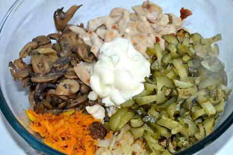 Рецепт салату Обжорка з куркою і грибами