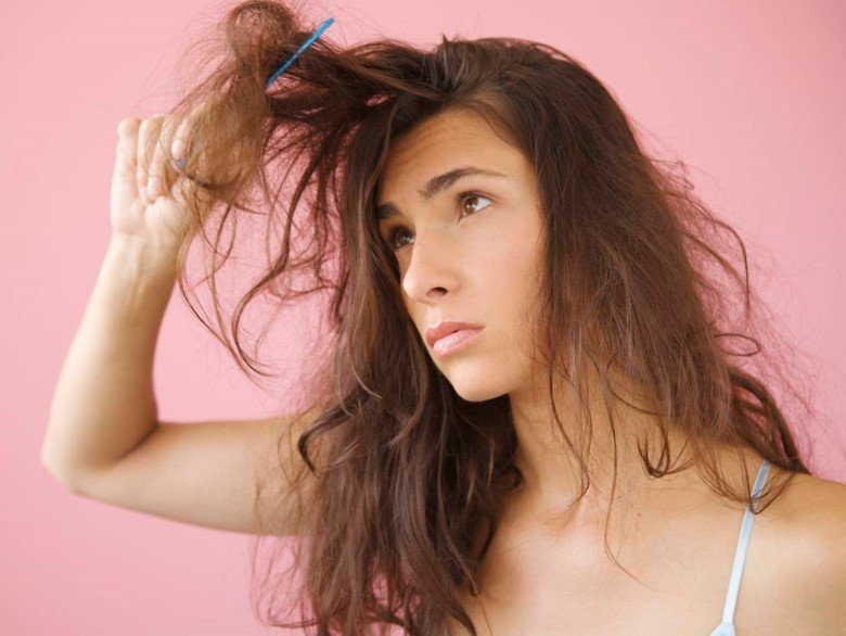 Що робити, якщо випадає волосся з білим кінчиком (цибулиною, коренем): лікування