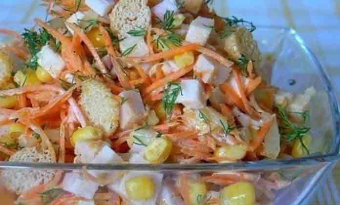 Салат карусель з сухариками