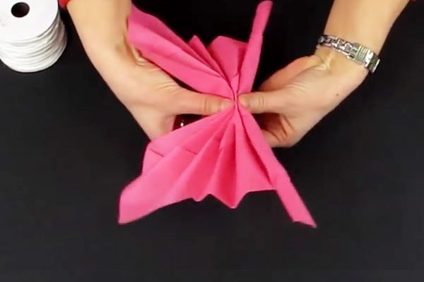 Як красиво загорнути паперові серветки у вигляді метелика