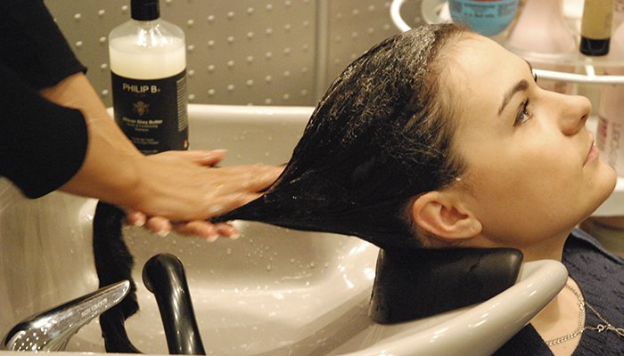 Два методу відновлення волосся після змивки: як часто можна фарбувати волосся