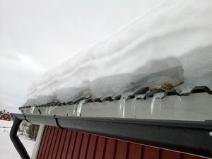 Встановлення снігозатримувача для дахи з металочерепиці