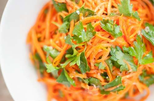 Салат з копченою куркою і корейською морквою: збірник рецептів