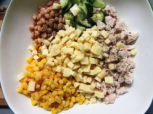 Салат з копченою грудкою і квасолею: краща трійка рецептів