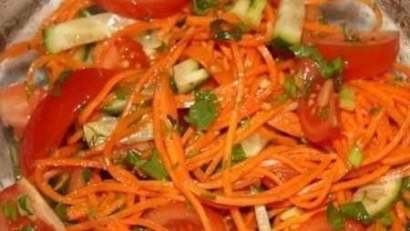 Салат з корейською морквою і копченою ковбасою — просто і смачно