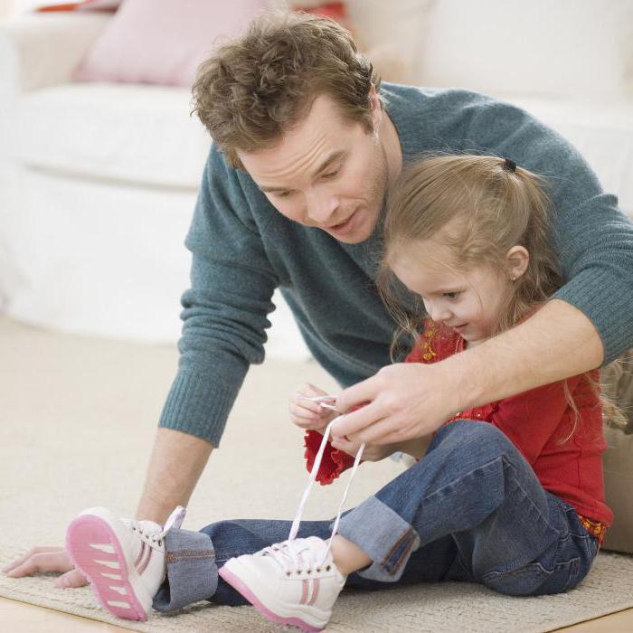 Як навчити дитину завязати шнурки