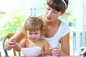 Як навчити дитину їсти ложкою самостійно