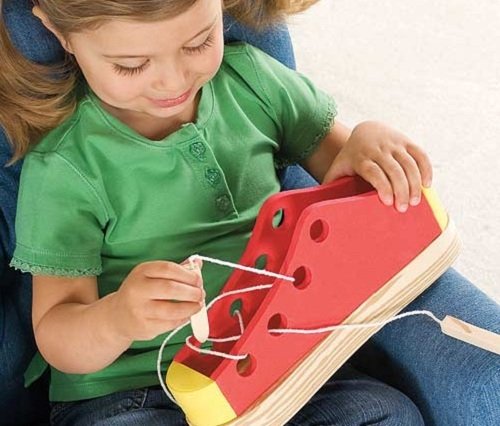 Як навчити дитину завязати шнурки