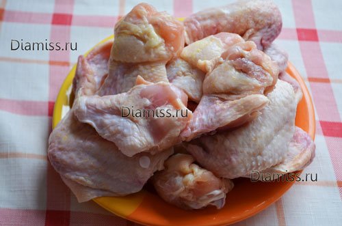 Оригінальний рецепт курячих крил в духовці з яблуками і картоплею