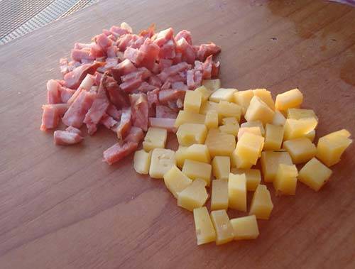 Салат з копченою ковбасою і кукурудзою: рецепти з помідорами і грибами