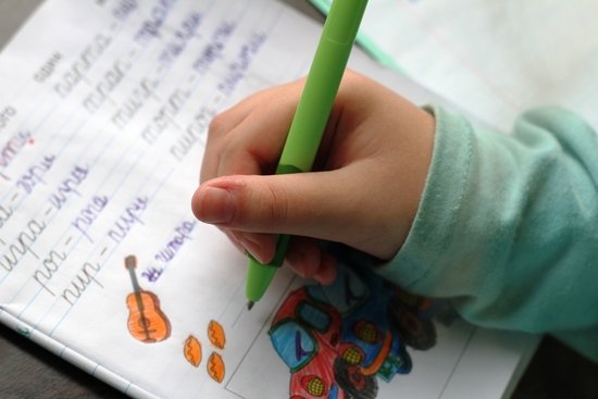 Як навчити дитину правильно тримати ручку