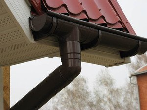 Особливості пристрою зливу даху