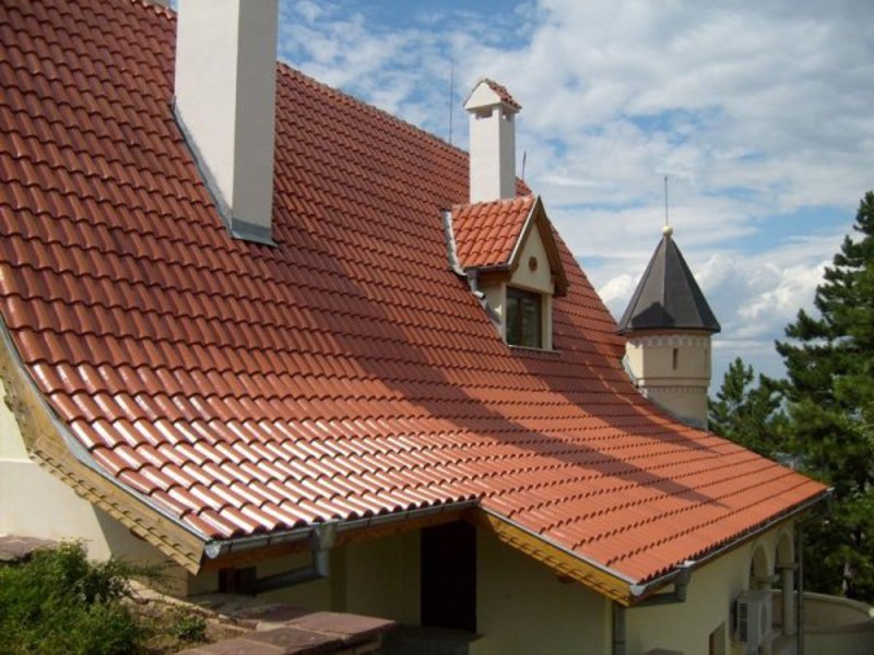 Чим краще покрити дах власного будинку
