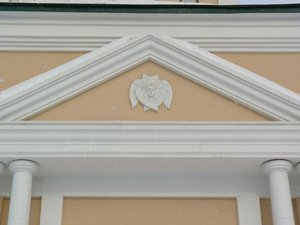 Що таке фронтон   особа даху або частину фасаду будівлі?