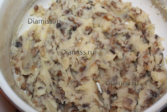 Курячі гомілки в листковому тісті з смаженими грибами і картоплею