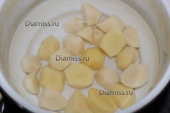 Курячі гомілки в листковому тісті з смаженими грибами і картоплею