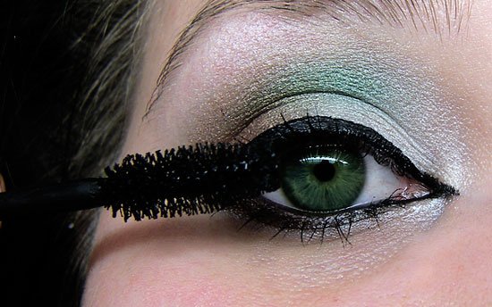 Покроковий майстер клас красивого макіяжу для зелених очей