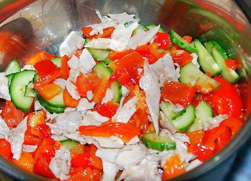 Овочевий салат з копченою куркою: популярні рецепти