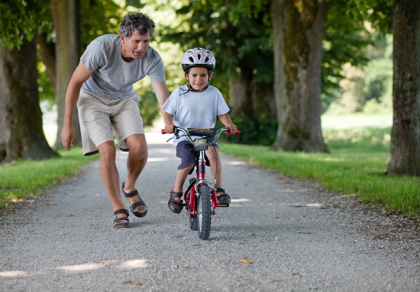 Як навчити дитину кататися на двоколісному велосипеді