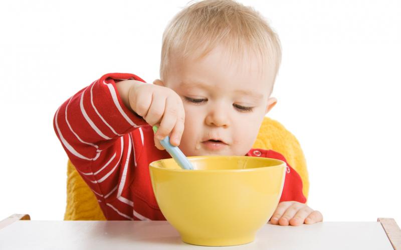 Як навчити дитину їсти ложкою самостійно